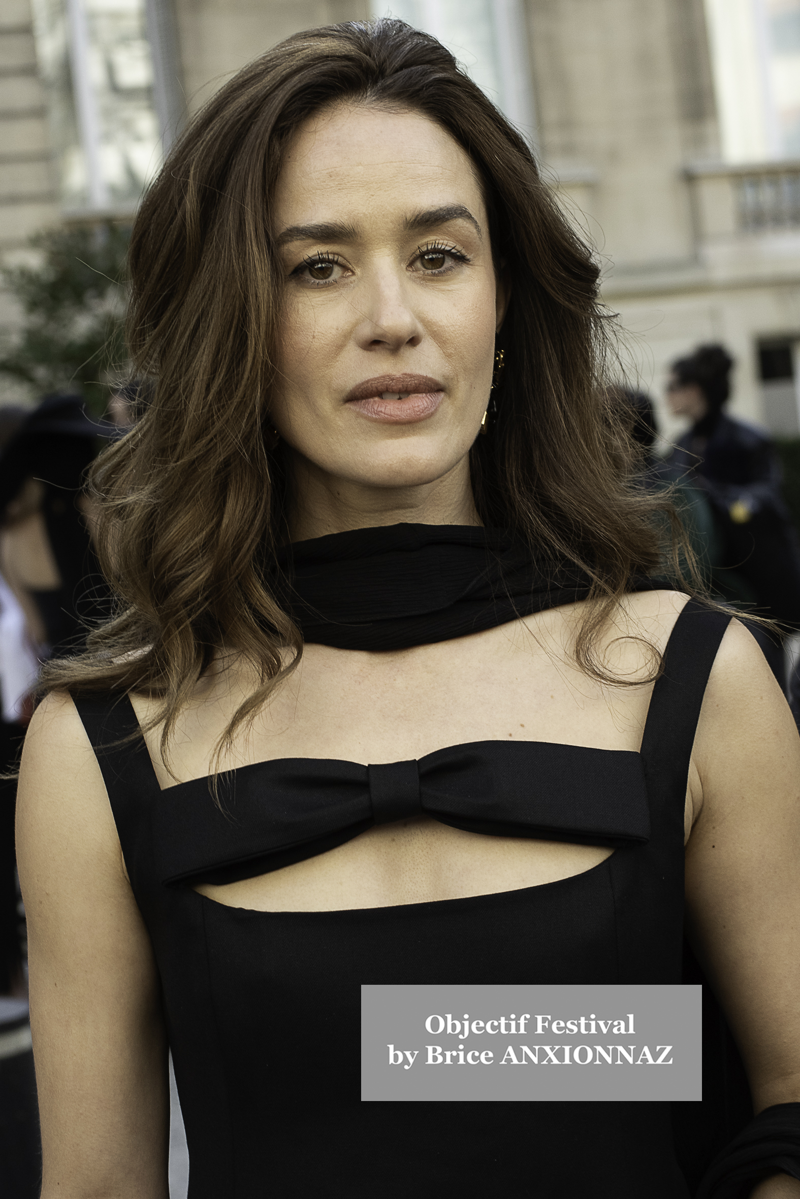 Photo streetstyle de Mary Charteris - Streetstyle photos of guest arrivals at the Nina Ricci show lors du défilé Nina Ricci Spring 2025 à Streetstyle-photos-of-guest-arrivals-at-the-Nina-Ricci-show, Paris Fashion Week le 7 March 2025 par Brice ANXIONNAZ (Objectif Festival)